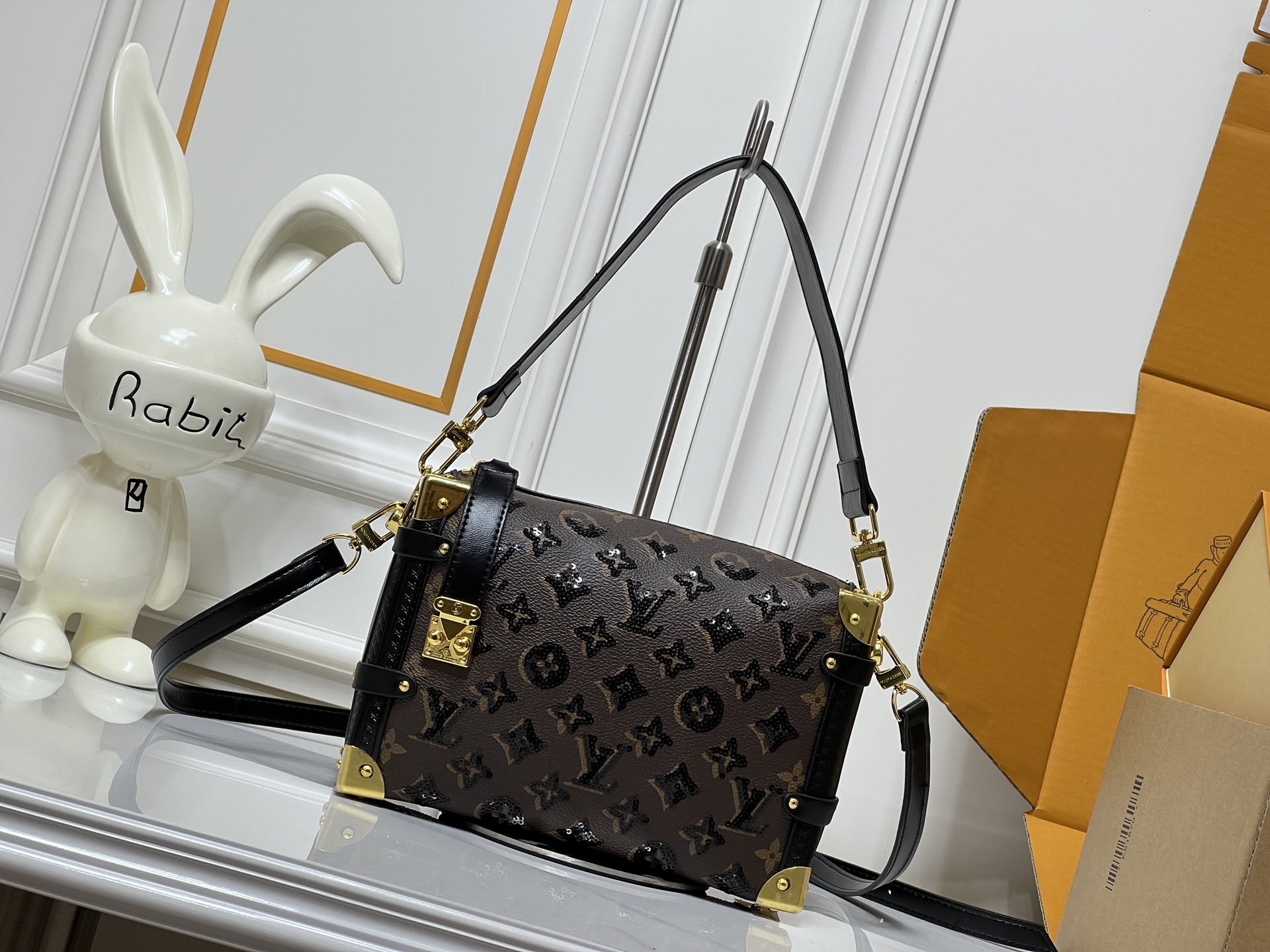 Louis Vuitton LV Classic Handbag Premium Canvas Model 46358 Gift Box Included Elegant Look Luxury Designer